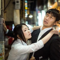 「すみません、ハイボール濃い目で、お願いします」と泥酔している女性の写真