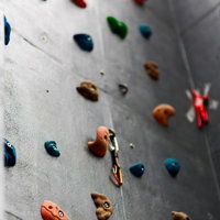 カラフルなホールドが並ぶボルダリング壁の写真
