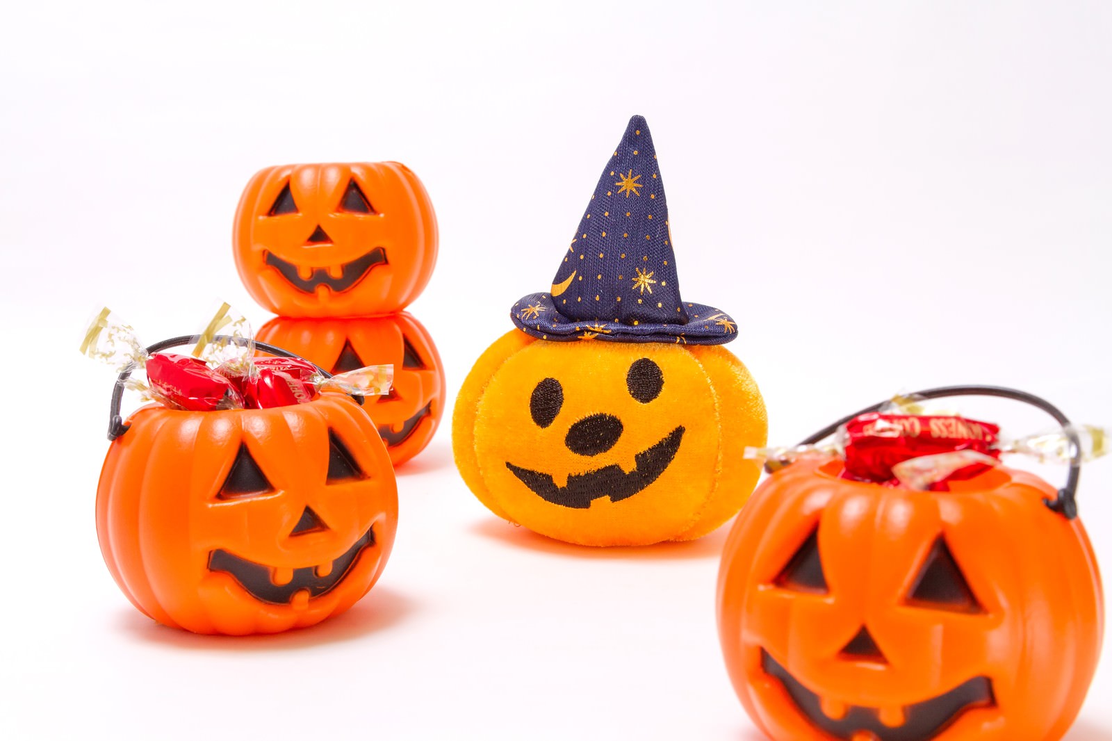 オレンジのジャックオーランタンと黄色のかぼちゃおばけに赤いお菓子が付いたハロウィン装飾