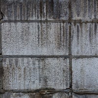 汚れやカビが付いたコンクリートブロック塀のテクスチャの写真