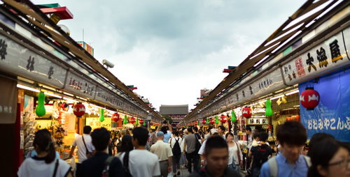 カラフルな提灯や看板の下を歩く大勢の人で賑わう浅草仲見世