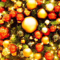 赤と金のオーナメントが飾られたクリスマスツリーの写真