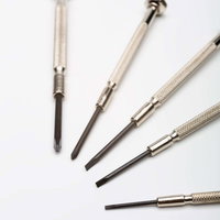 白背景に並べた5本の精密ドライバーセットの写真