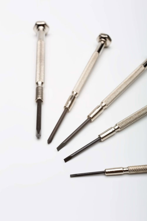 白背景に並べた5本の精密ドライバーセット