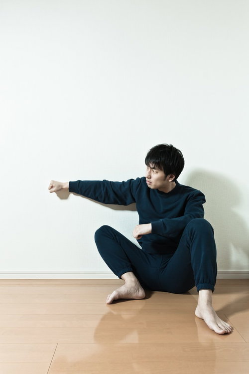 隣の部屋から聞こえてくる擬音にキレる壁ドン