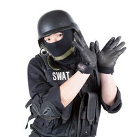 白背景で両手に銃を持つSWAT特殊部隊員のポーズの写真