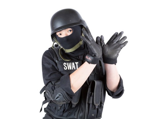 白背景で両手に銃を持つSWAT特殊部隊員のポーズ