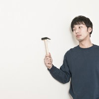 ハンマーで壁ドンの写真