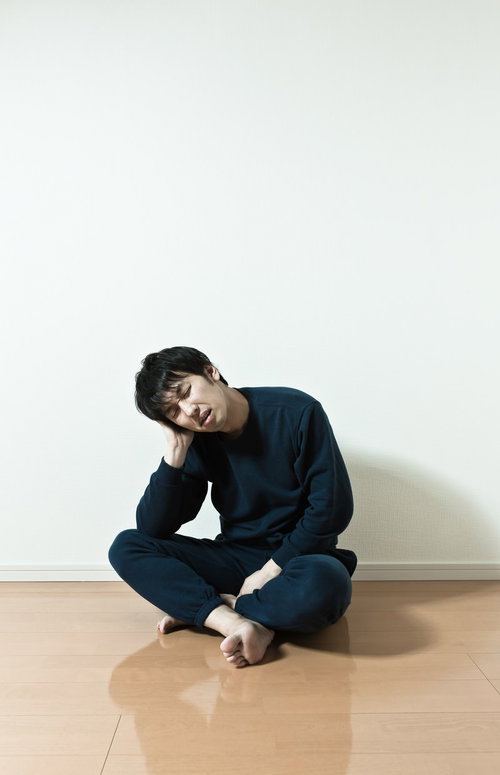 夜な夜な騒ぐ隣人にノイローゼ気味の男性