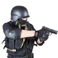 拳銃を両手で構える黒装備の特殊部隊員の写真