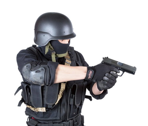拳銃を両手で構える黒装備の特殊部隊員