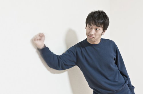 握りこぶしで壁ドン