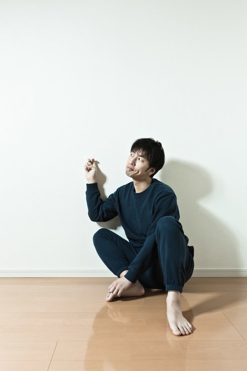 隣人の様子を探る壁ドン