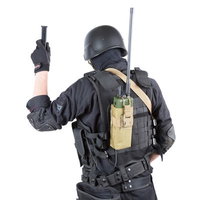 白背景で弾薬のハンドサインを出す黒装備の隊員の写真