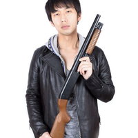 白背景でショットガンを肩に担ぐ革ジャンの男性の写真