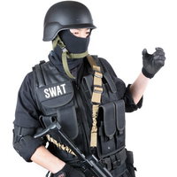 白背景でショットガンのハンドサインを出すSWAT隊員の写真