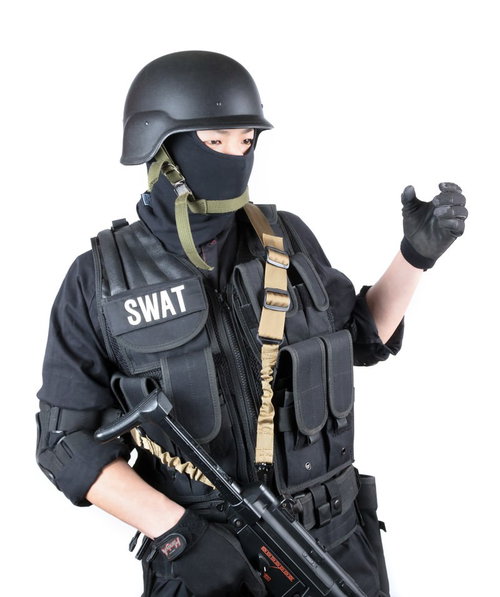 白背景でショットガンのハンドサインを出すSWAT隊員