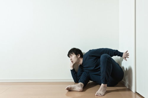 スパイのトムは、クルーズ帰りの隣人をクモ男のように盗聴する変態