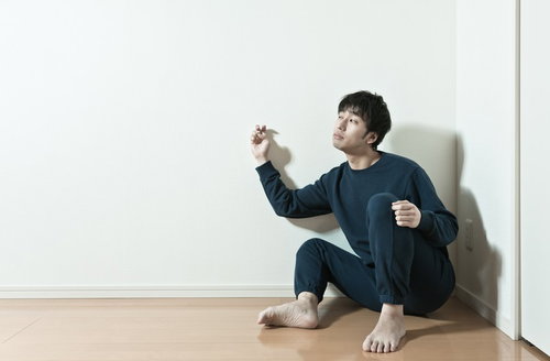 恐る恐る隣の様子を壁ドンする男性