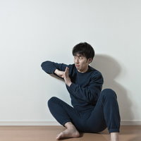 壁に肘鉄をするドンの写真