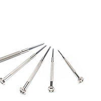 先端の形が異なる5本の金属製精密ドライバーの扇状並びの写真