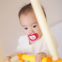 子供用ジャングルジムと赤ちゃんの写真