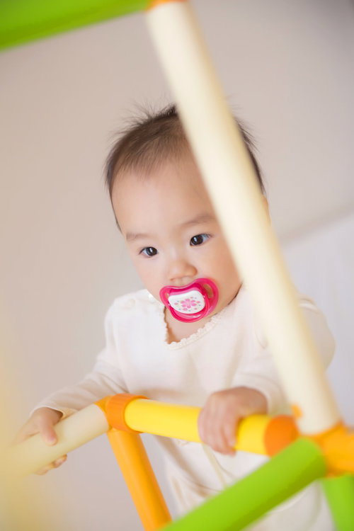 子供用ジャングルジムと赤ちゃん