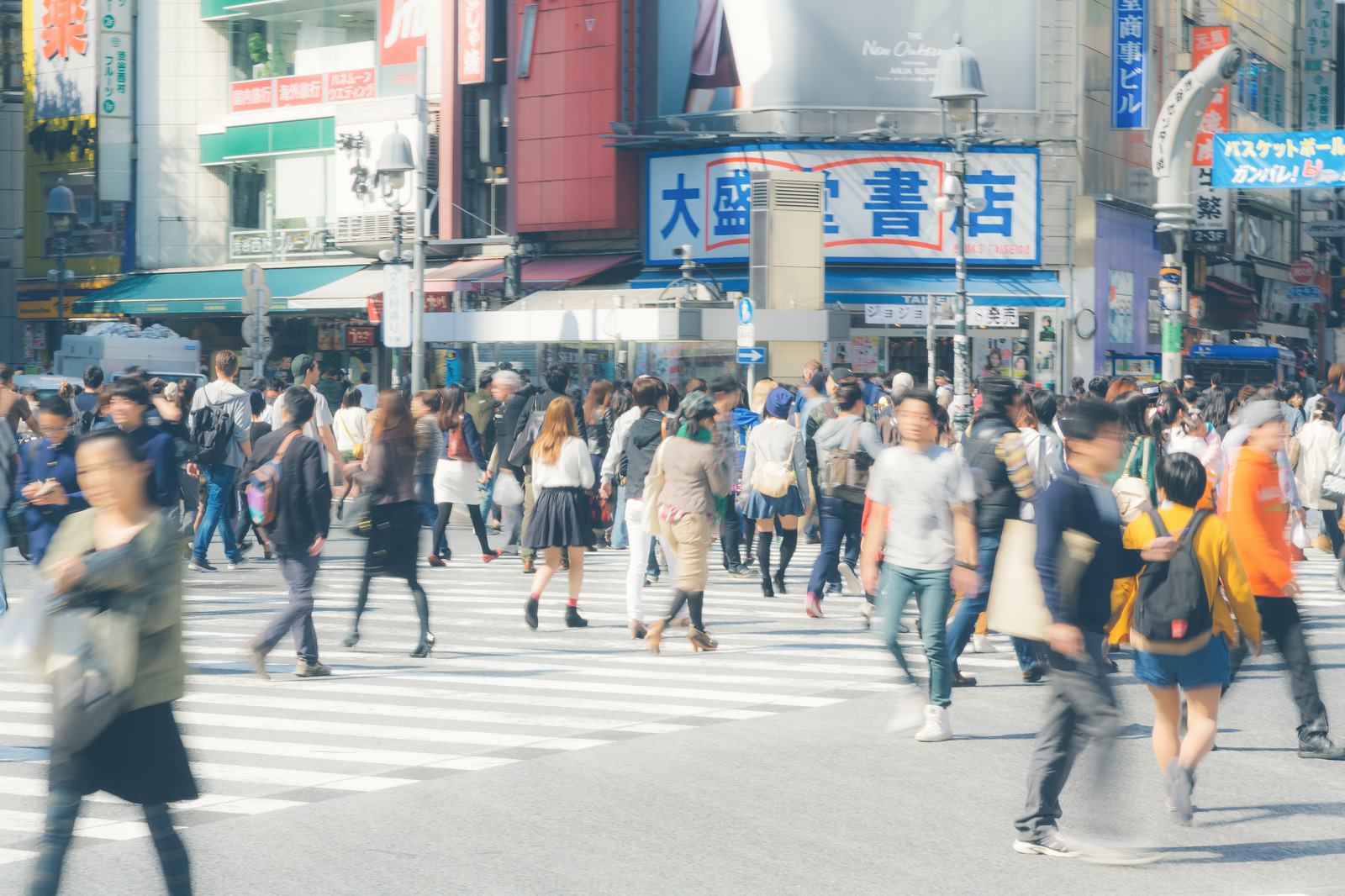 渋谷駅前のスクランブル交差点で複数方向に行き交う大勢の歩行者