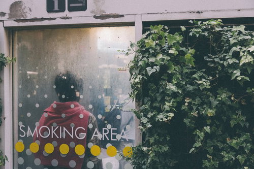 渋谷スモーキングエリアで煙草を吸う人の喫煙風景