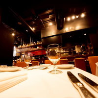 フレンチレストランのテーブルセッティングの写真