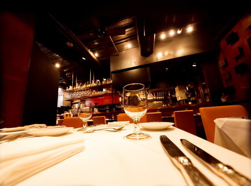 フレンチレストランのテーブルセッティング