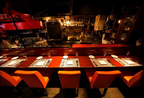 フレンチレストランのカウンター席と厨房