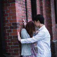 「どうして、あの子に優しくするの・・・」泣きながら彼の胸ぐらをつかむ女性の写真