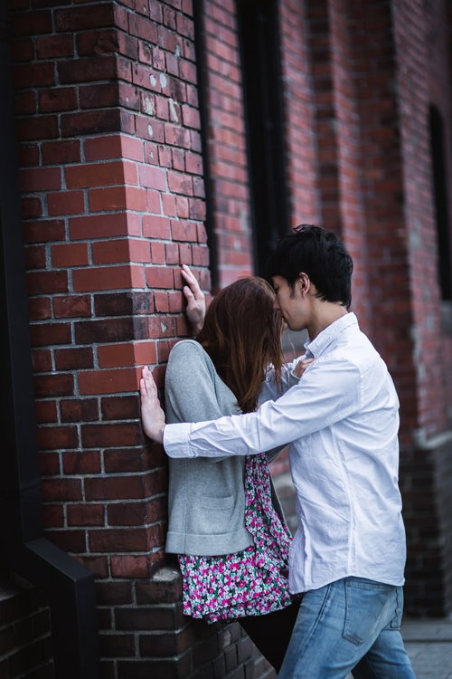 「どうして、あの子に優しくするの・・・」泣きながら彼の胸ぐらをつかむ女性