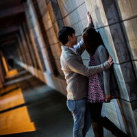 夜道、突然襲い掛かる壁ドンの写真