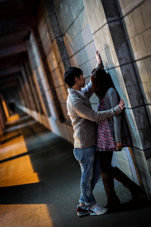 夜道、突然襲い掛かる壁ドン