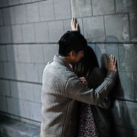 「今日は泊まっていきなよ」酔った男性に壁ドンされ逃げ場を失う女性の写真