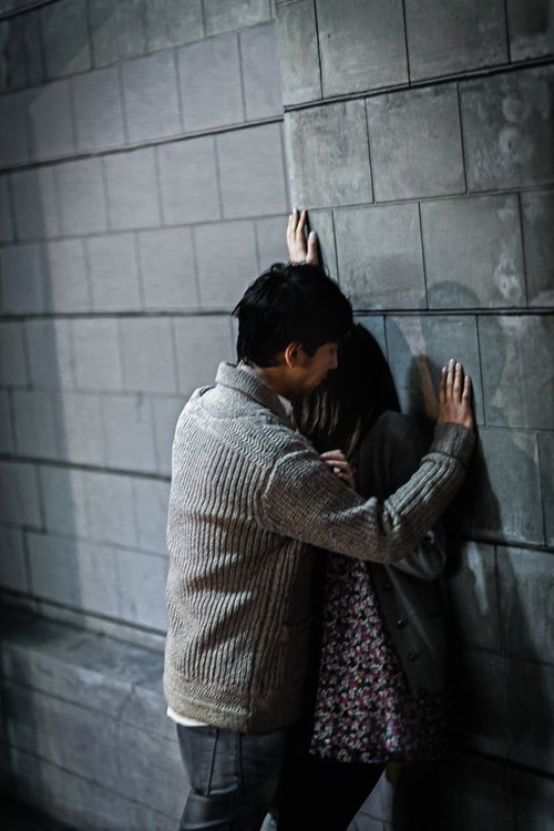 「今日は泊まっていきなよ」酔った男性に壁ドンされ逃げ場を失う女性