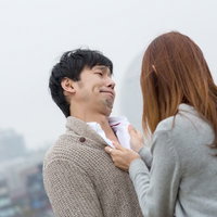 女性に胸倉を掴まれた全然反省していない男性の写真