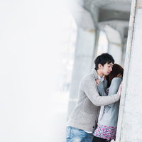 半ば抵抗を諦めた彼女の耳元で決めゼリフを囁く男性の写真