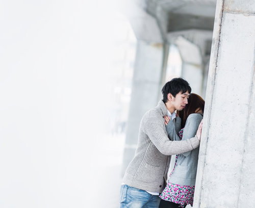 半ば抵抗を諦めた彼女の耳元で決めゼリフを囁く男性