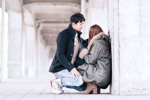 歩き疲れた女性に、「あのホテルで休憩しよっか」と囁く手慣れた男性