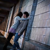 「わたしの話を聞いて...」女性に壁ドンされる男性の写真