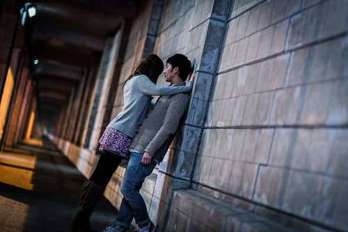 「わたしの話を聞いて...」女性に壁ドンされる男性