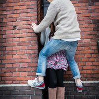 「7年後も一緒にいようね」と彼女に蝉ドンをする男性の写真
