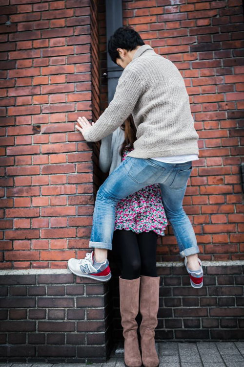 「7年後も一緒にいようね」と彼女に蝉ドンをする男性