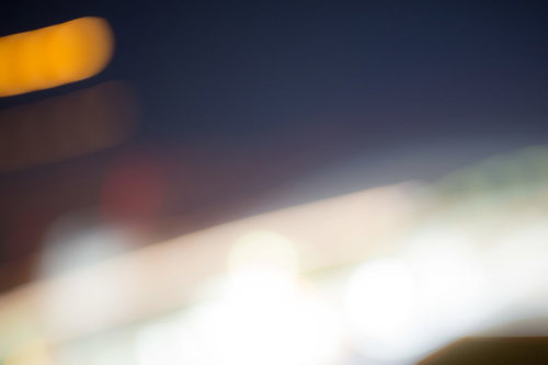 横切る光のブレとボケ、夜間照明の流れる光源