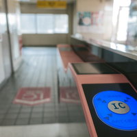 駅の自動改札機のICカードにふれるタッチ操作の写真