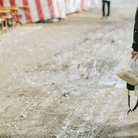 花見で買い出しに行った下っ端の男性の後ろ姿の写真