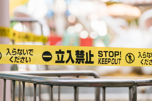立入禁止テープが張られたセキュリティゲートのSTOP!KEEP OUT標識
